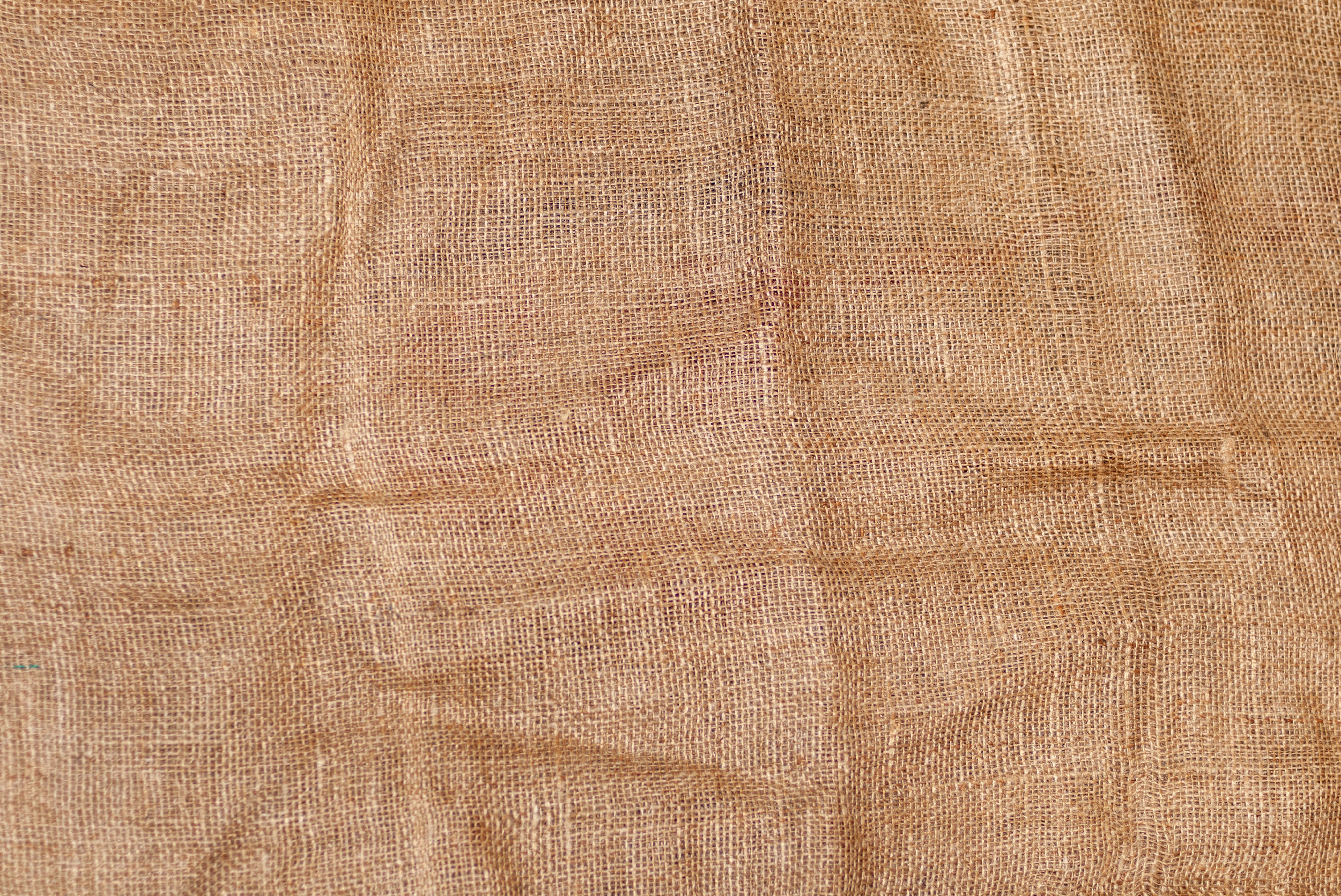 Burlap 桌布 壁紙 — 帶有自然編織和柔軟皺褶的質感米色粗麻布特寫。