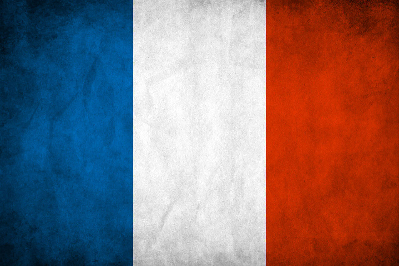 France Flag 桌布 壁紙 — 帶有藍、白、紅垂直條紋的質感復古法國國旗，顯示磨損痕跡。