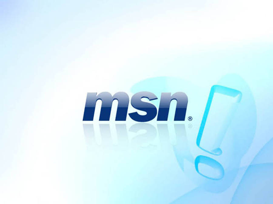 msn 桌布 壁紙 — 帶有藍色驚嘆號的MSN標誌在柔和漸變背景上發光，帶有細微反射。