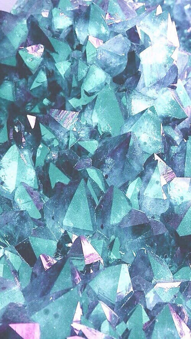 Pinterest 桌布 壁紙 — 帶有虹彩光芒的鋸齒狀青綠色和紫色水晶結構的特寫。