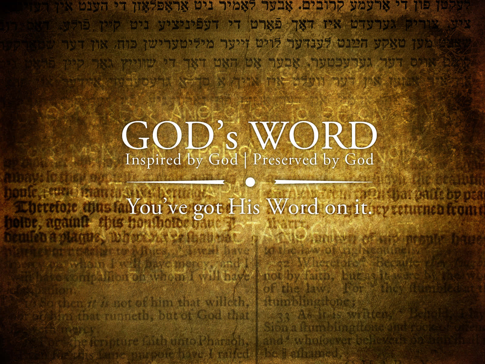 New Testament 桌布 壁紙 — 帶有褪色希伯來文和粗體白色文字的紋理復古羊皮紙背景，宣告神的話語是由神所默示和保存的。
