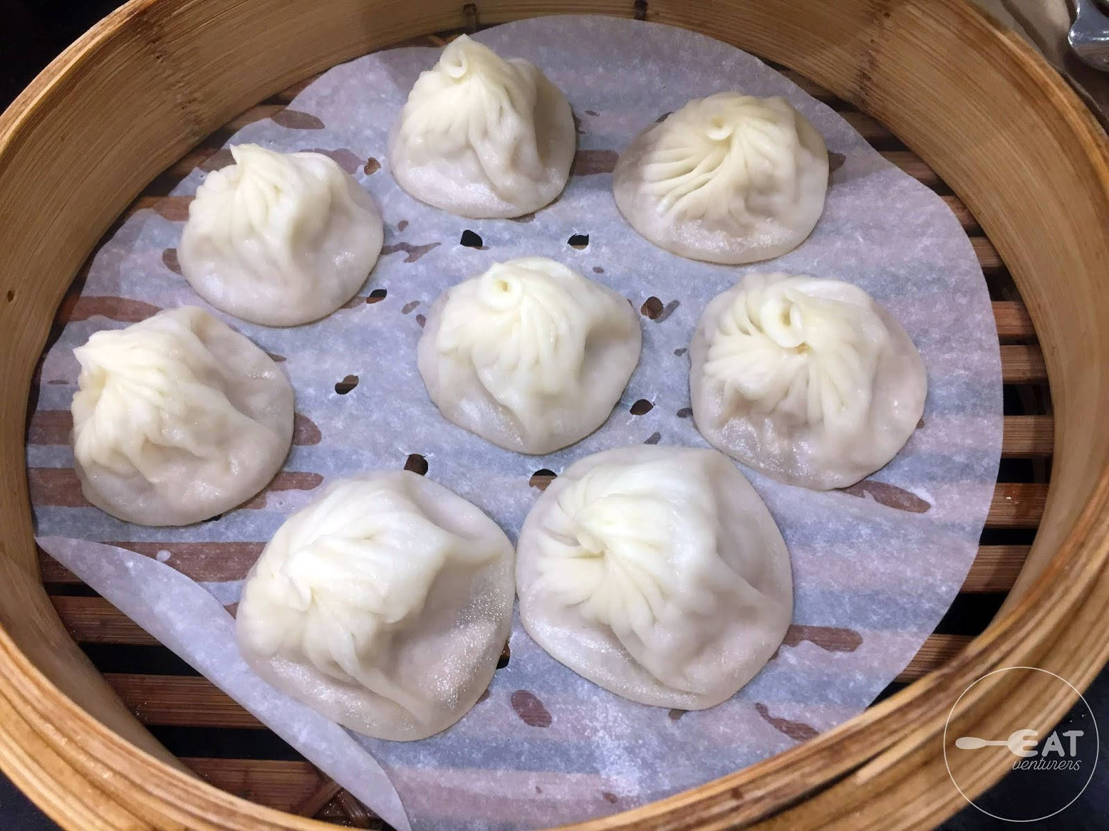 steam 桌布 壁紙 — 帶有褶皺頂部的蒸餃子放在竹蒸籠內的烘焙紙上。