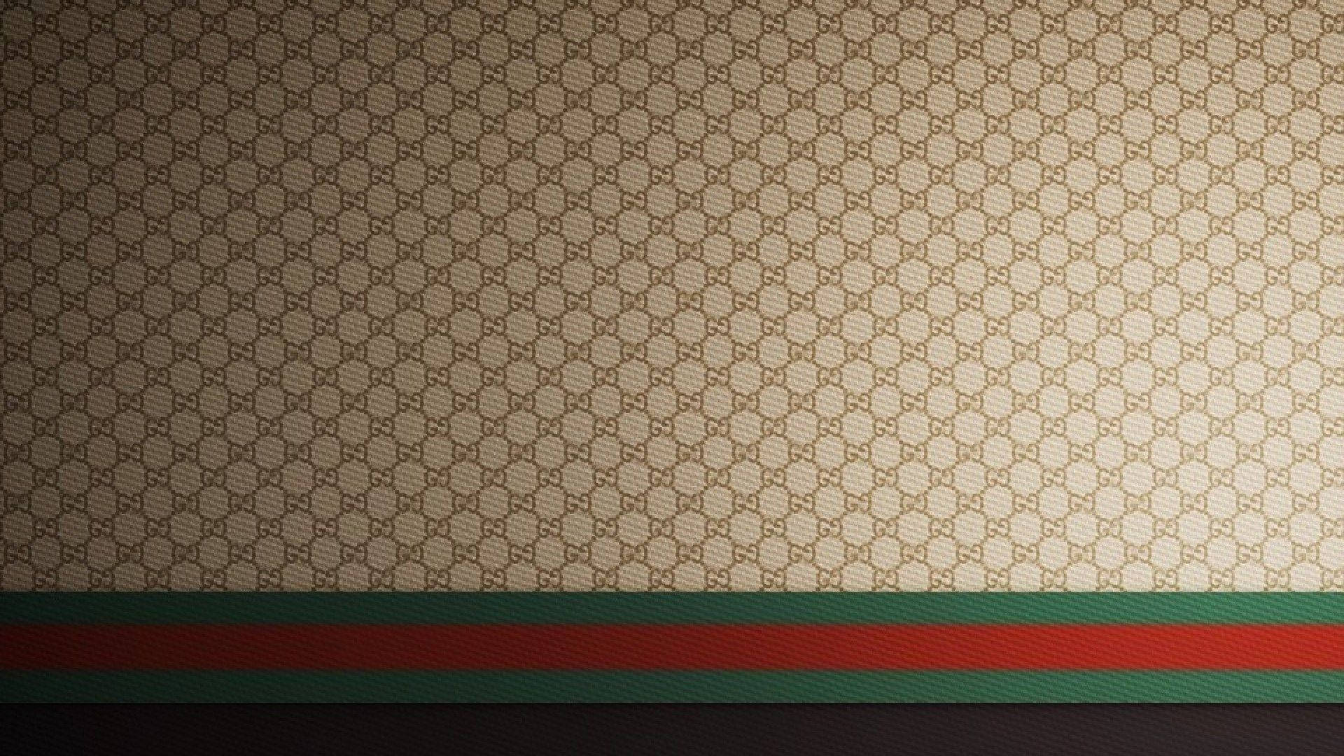 Gucci 桌布 壁紙 — 帶有重複米色GG字母組合圖案和底部紅綠條紋的壁紙。