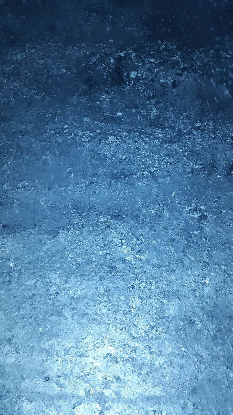 Icy 桌布 壁紙 — 帶有閃爍高光和深邃陰影的紋理藍色冰塊特寫，營造出冰冷的晶體表面。
