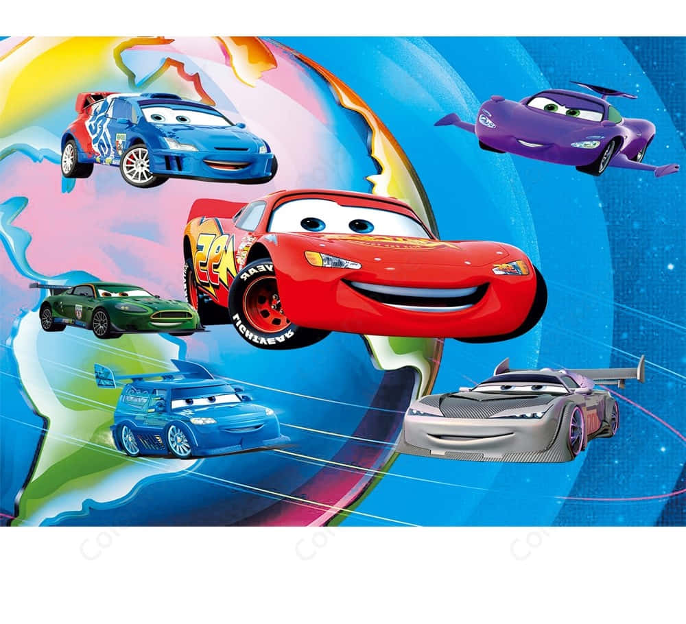 Lightning Mcqueen 桌布 壁紙 — 帶有面孔的動畫賽車在星空藍色背景上圍繞彩色地球儀飛馳。