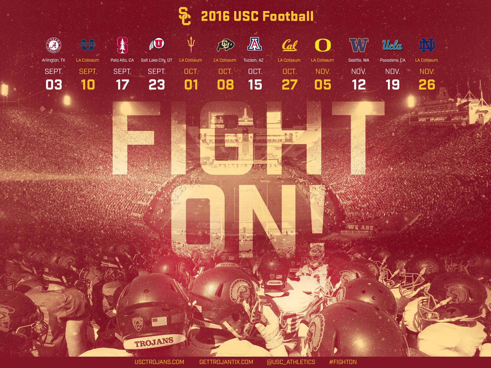 Usc 桌布 壁紙 — 帶紅色調的美式足球場場景，戴頭盔的球員在「FIGHT ON！」文字和比賽日程下聚集。