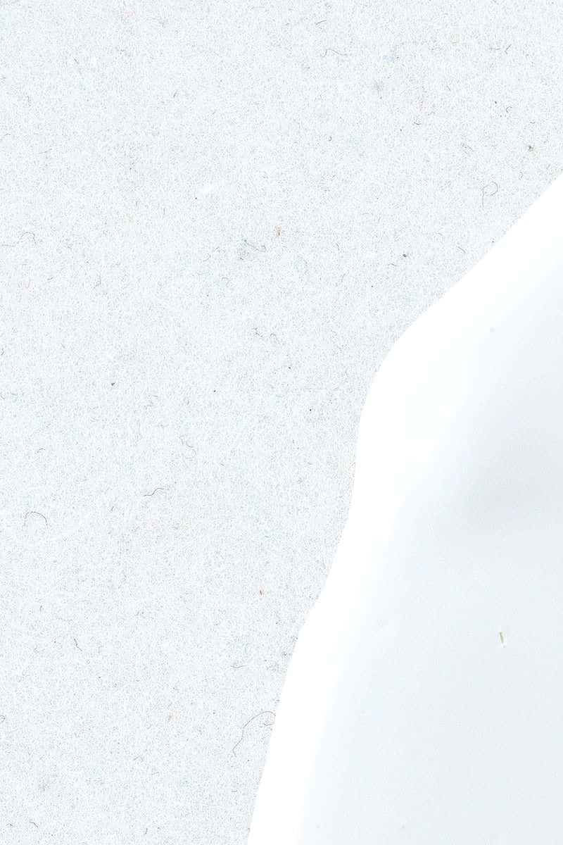 White Plain 桌布 壁紙 — 帶紋理的白色紙張特寫，柔軟彎曲的邊緣露出光滑的白色表面。