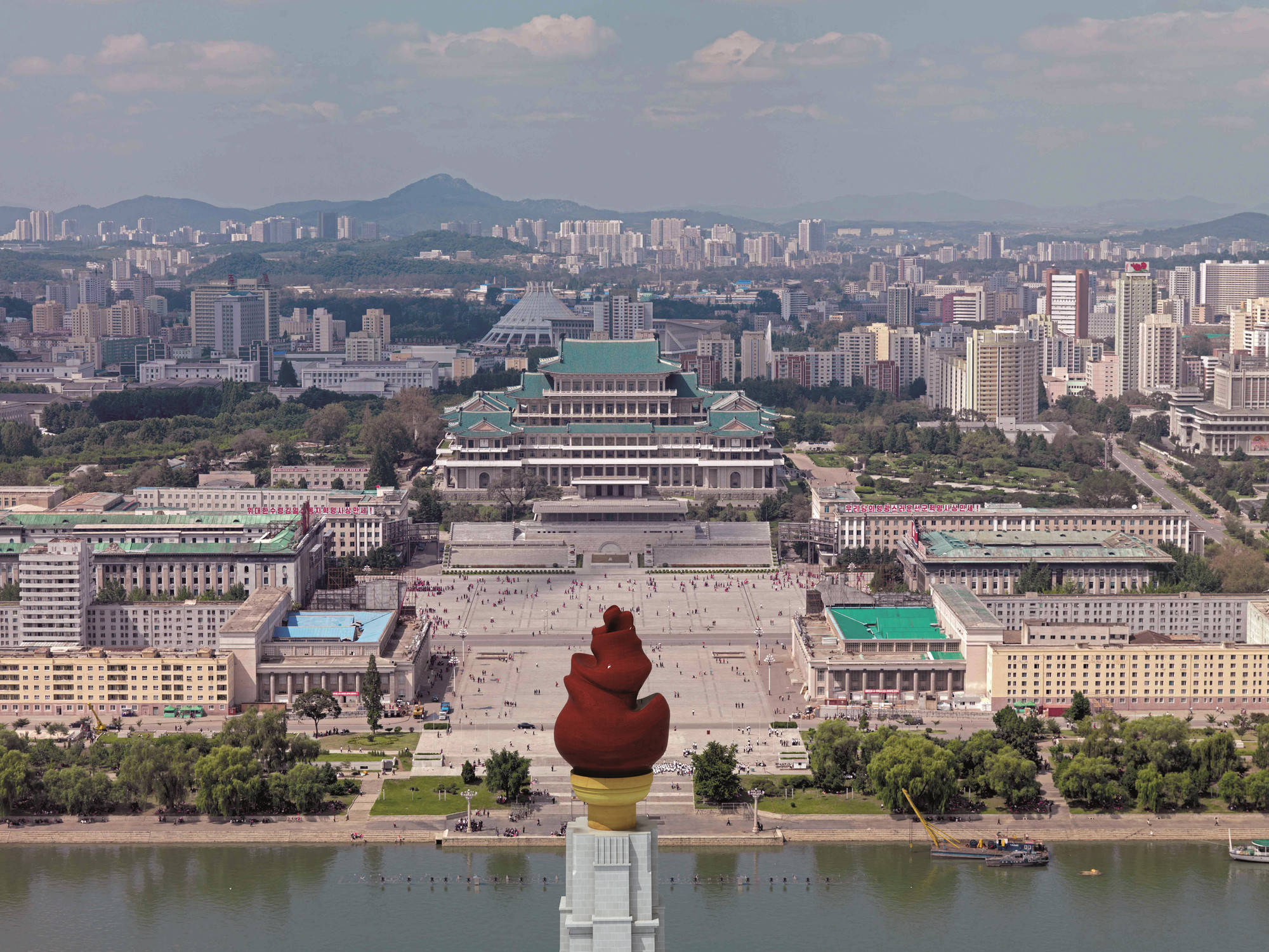 韓國 桌布 壁紙 — 平壤宏偉建築和以萬壽台大紀念碑為中心的寬闊廣場的鳥瞰圖，俯瞰大同江。