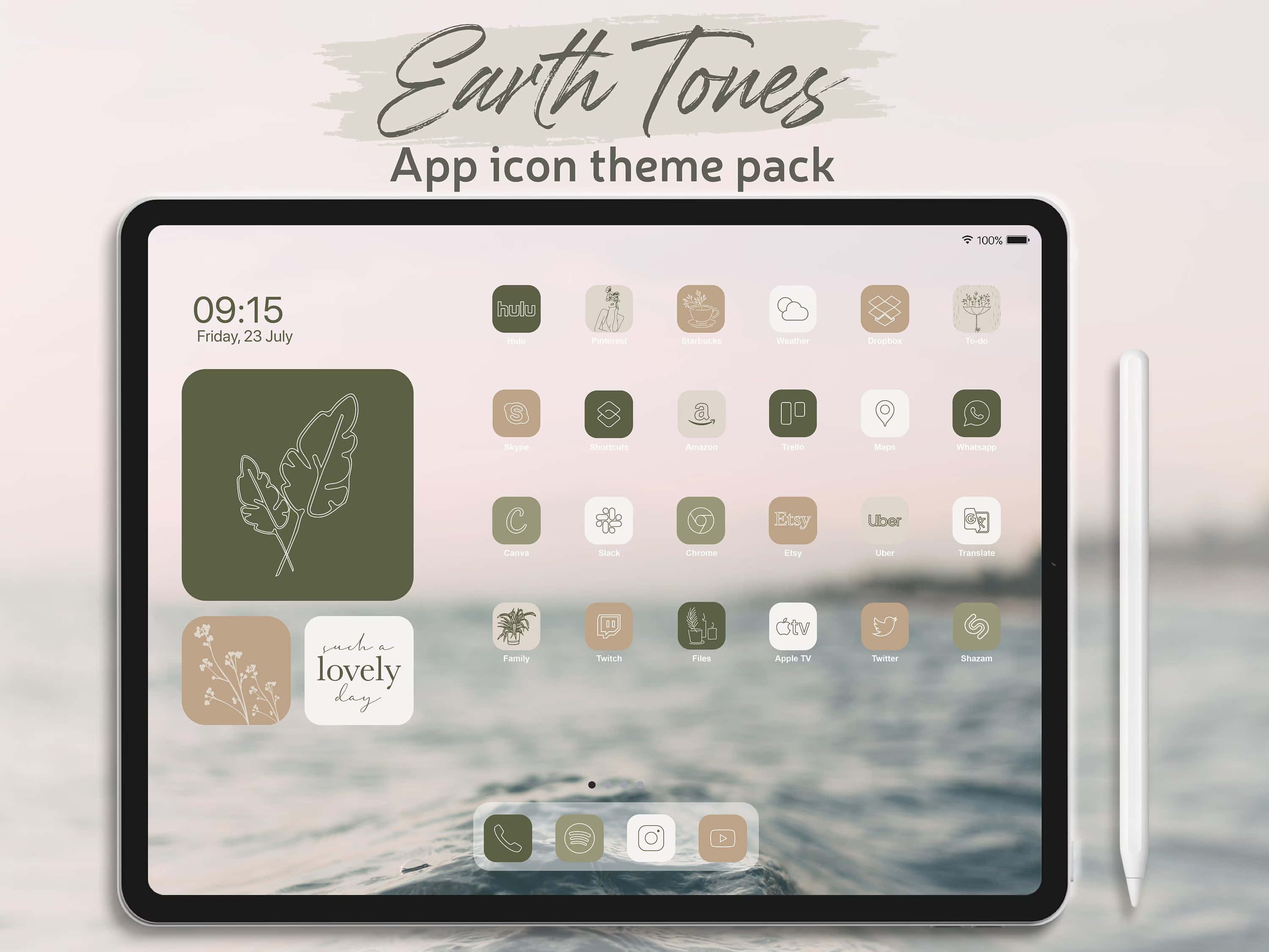 iPad 桌布 壁紙 — 平板電腦顯示一個大地色調的應用程式圖示主題包，背景是模糊的海洋，旁邊有一支觸控筆。