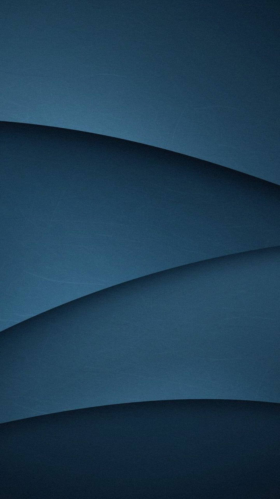 Dark Blue iPhone 桌布 壁紙 — 平滑分層的藍色布料曲線，以柔和的陰影和漸變色調營造出極簡抽象構圖。