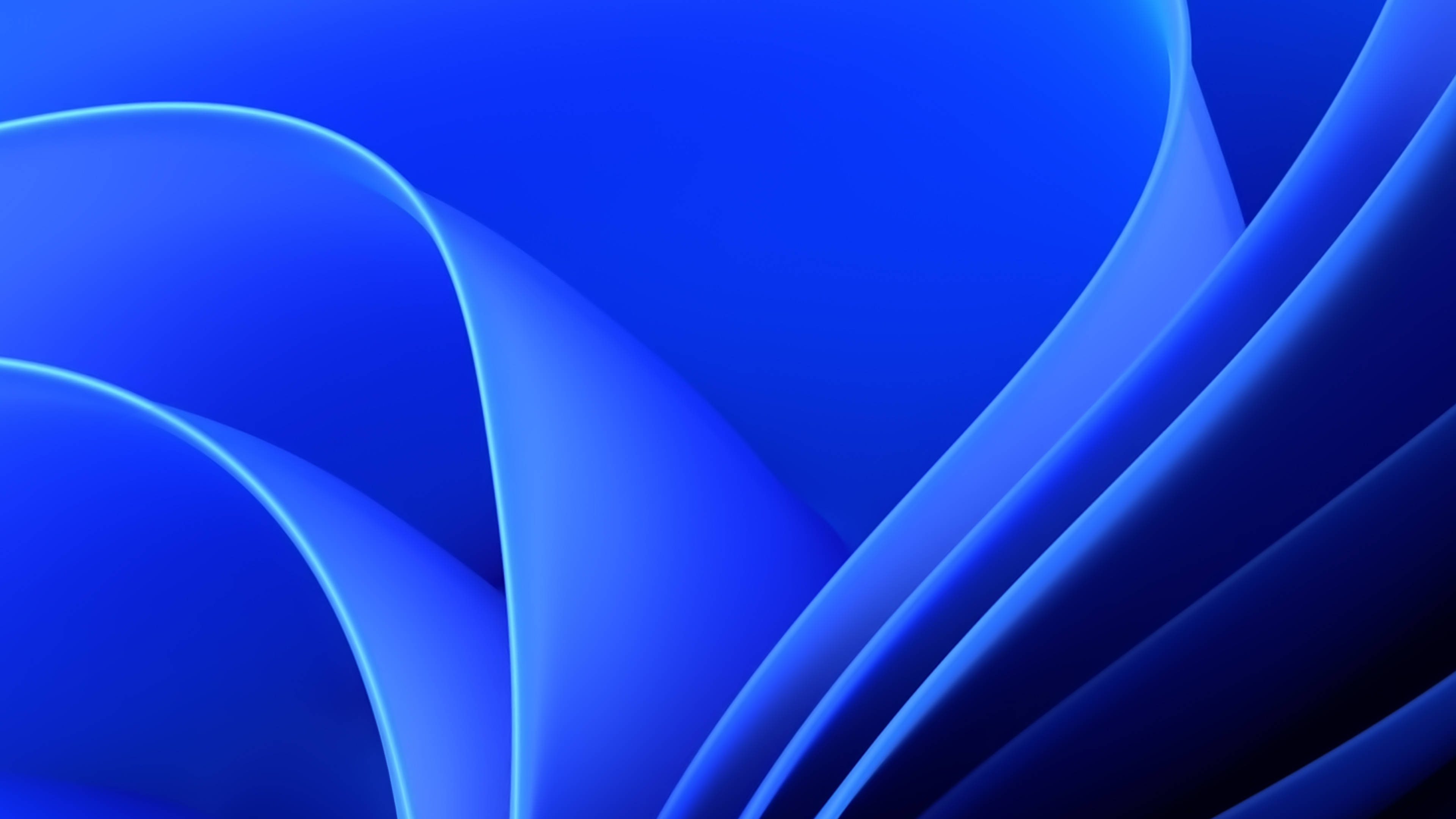 Windows 11 桌布 壁紙 — 平滑流動的藍色絲帶在漸變背景上優雅地彎曲，營造出寧靜的數位抽象構圖。