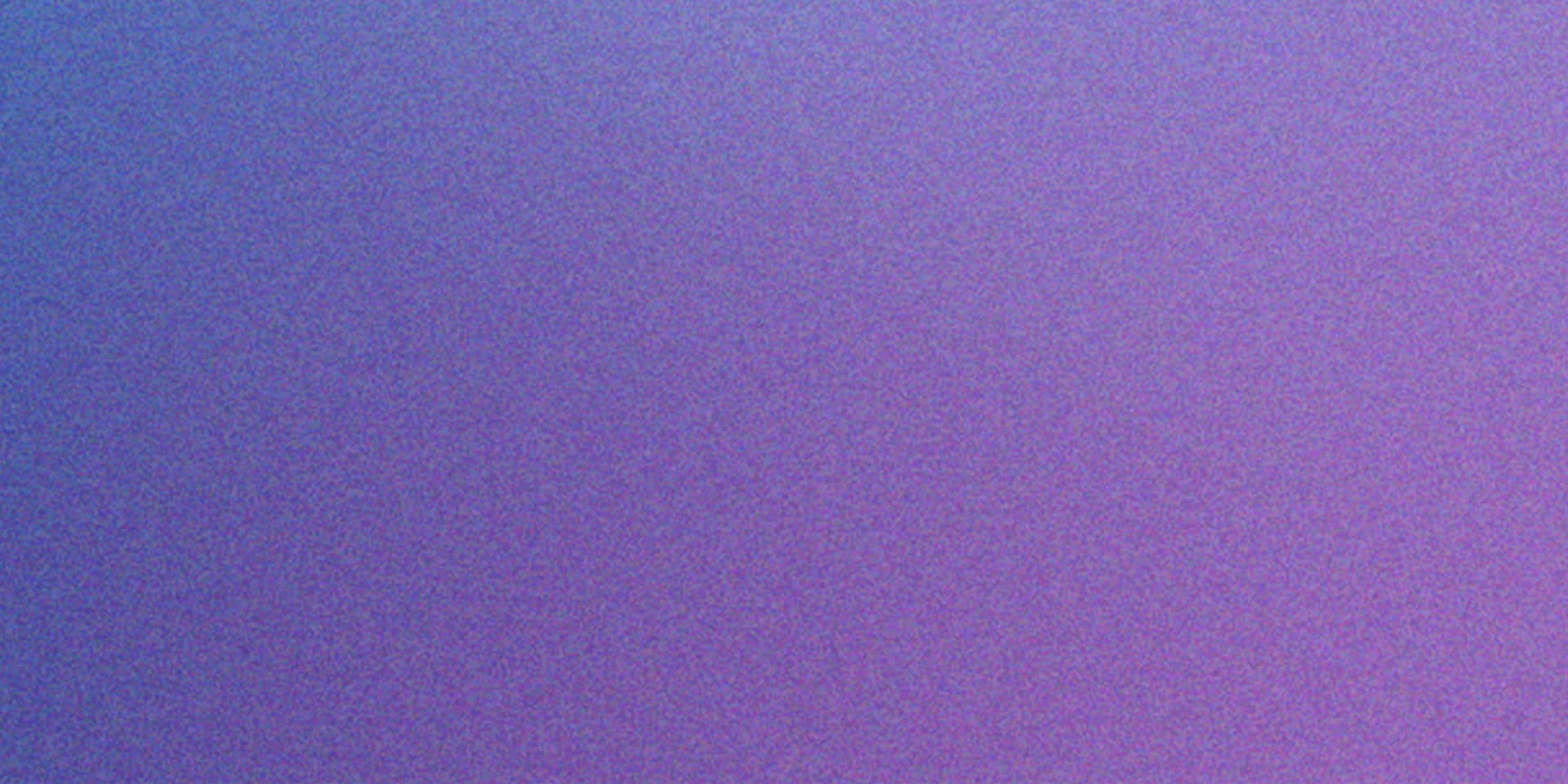 Subtle Gradient Purple Texture Background for Design Projects 壁紙 — 平滑漸層從深藍色過渡到柔和紫色，表面帶有細微紋理。