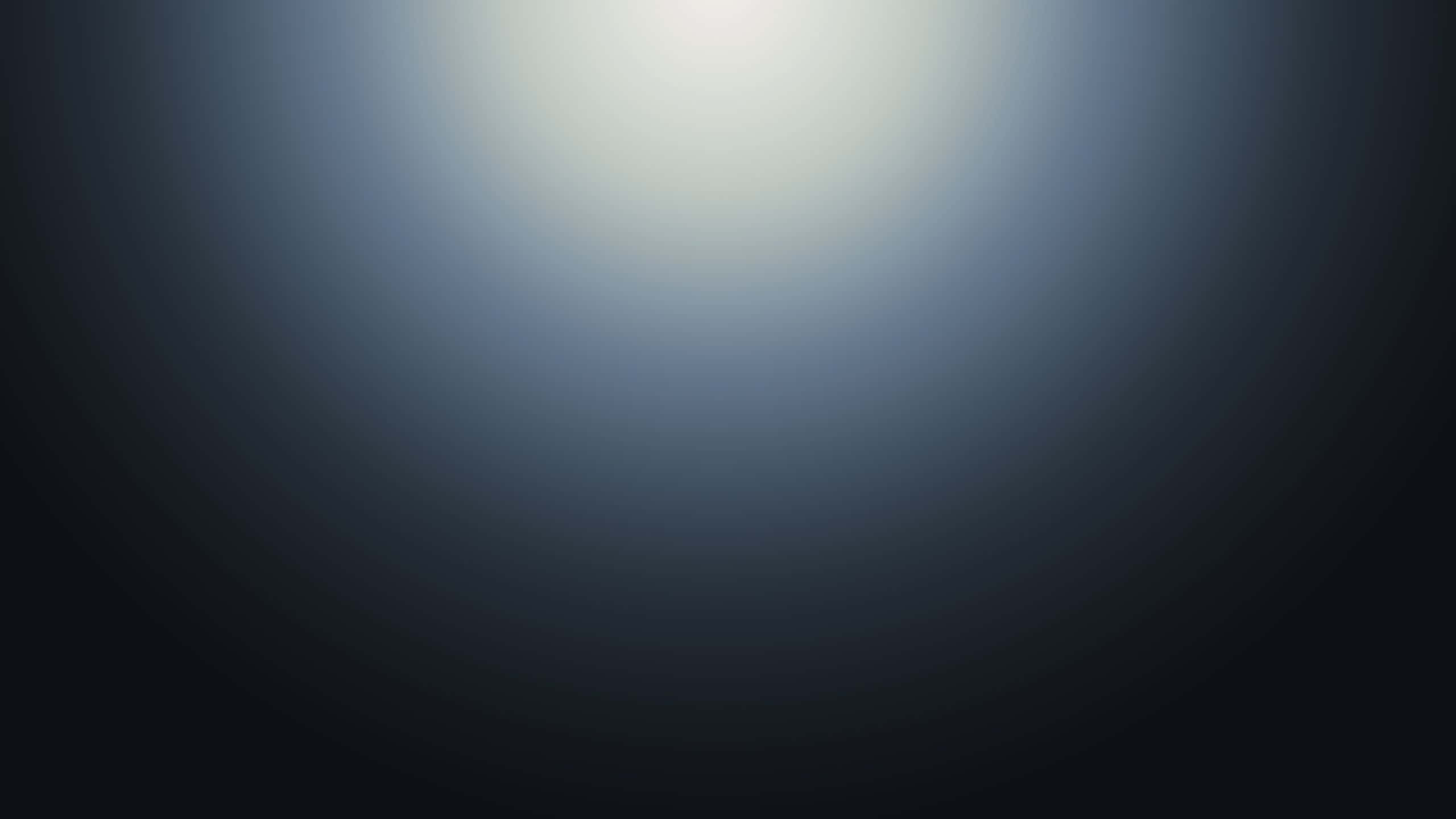 Grey Gradient 桌布 壁紙 — 平滑漸變從明亮的中心擴散到深沉的陰影，營造出極簡抽象的光芒。