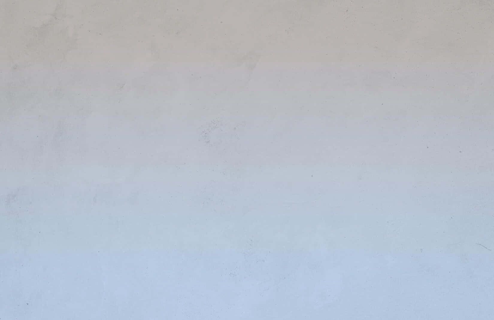 藍色 桌布 壁紙 — 平滑漸變牆壁從米色過渡到柔和藍色，帶有細微紋理和斑點。