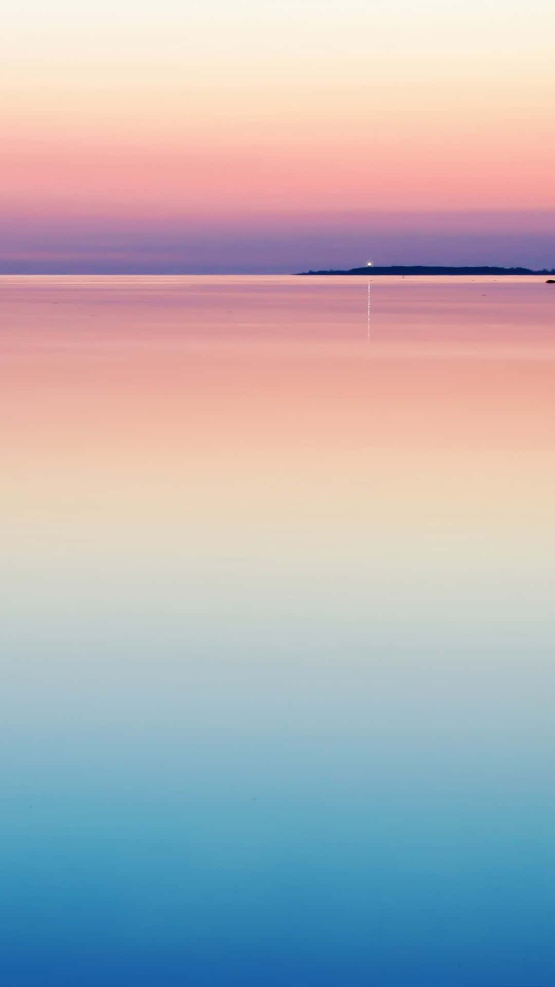Calm Aesthetic 桌布 壁紙 — 平靜水面上寧靜的日落，柔和的粉紅、紫色和藍色漸層完美地反射在玻璃般的水面上。