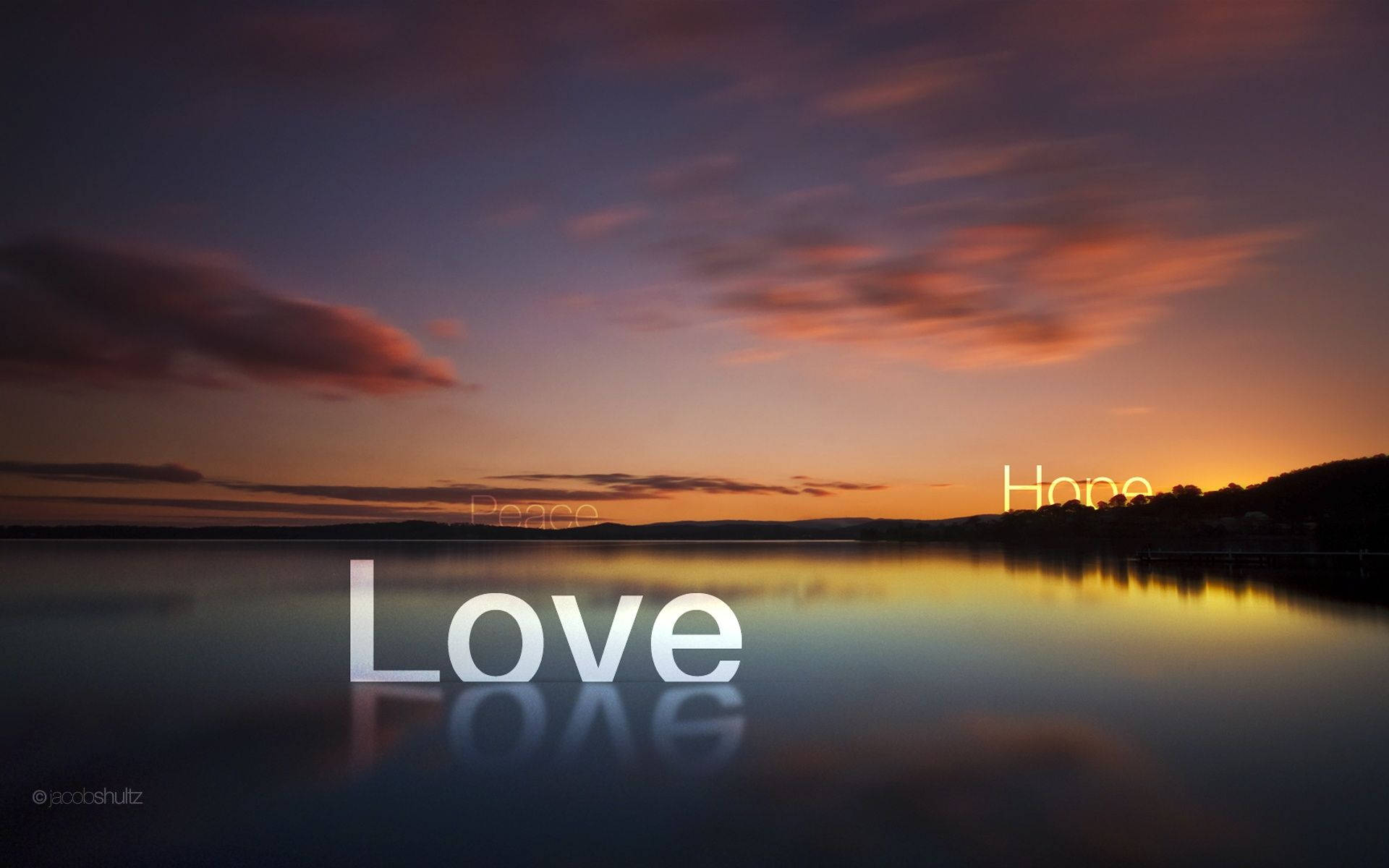 平靜 桌布 壁紙 — 平靜水面上映照著發光字詞 love hope peace 的寧靜日落。