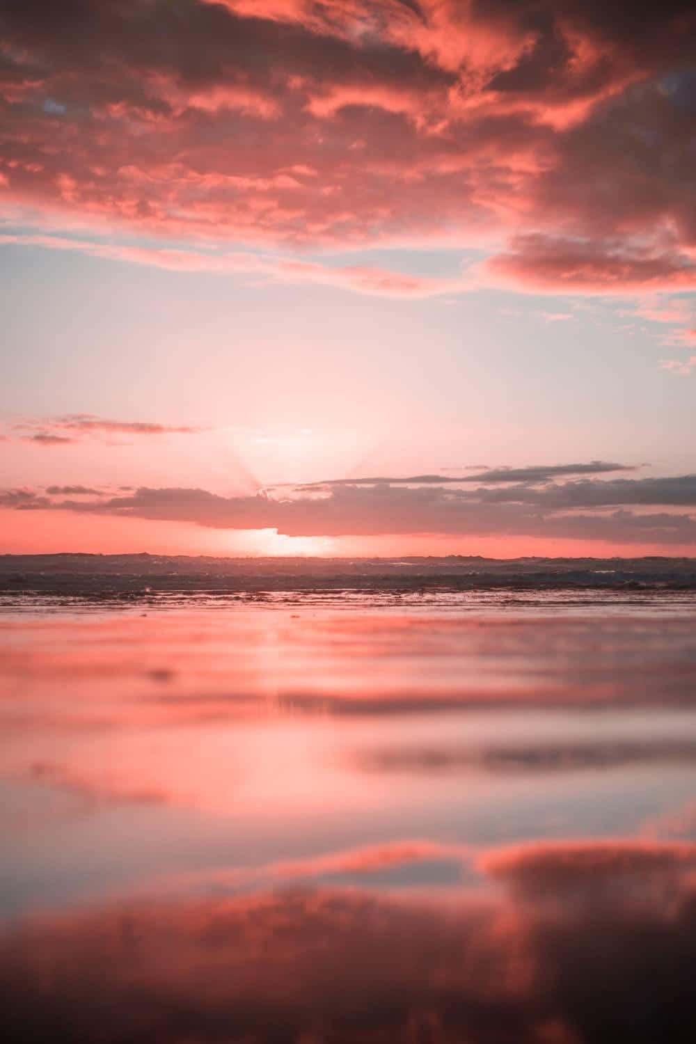 Sunset Photography 桌布 壁紙 — 平靜水面上映著粉紅雲彩的寧靜日落。