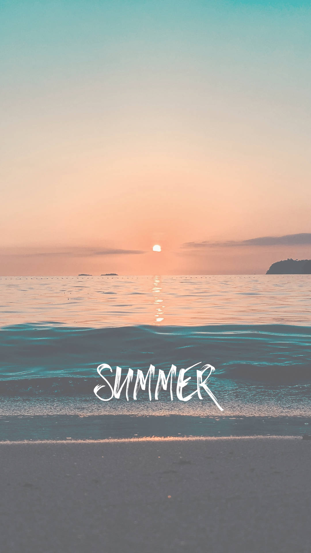 日落 桌布 壁紙 — 平靜海洋上的寧靜夏日夕陽，閃耀的太陽，沙灘上以白色字體書寫的「夏天」一詞。