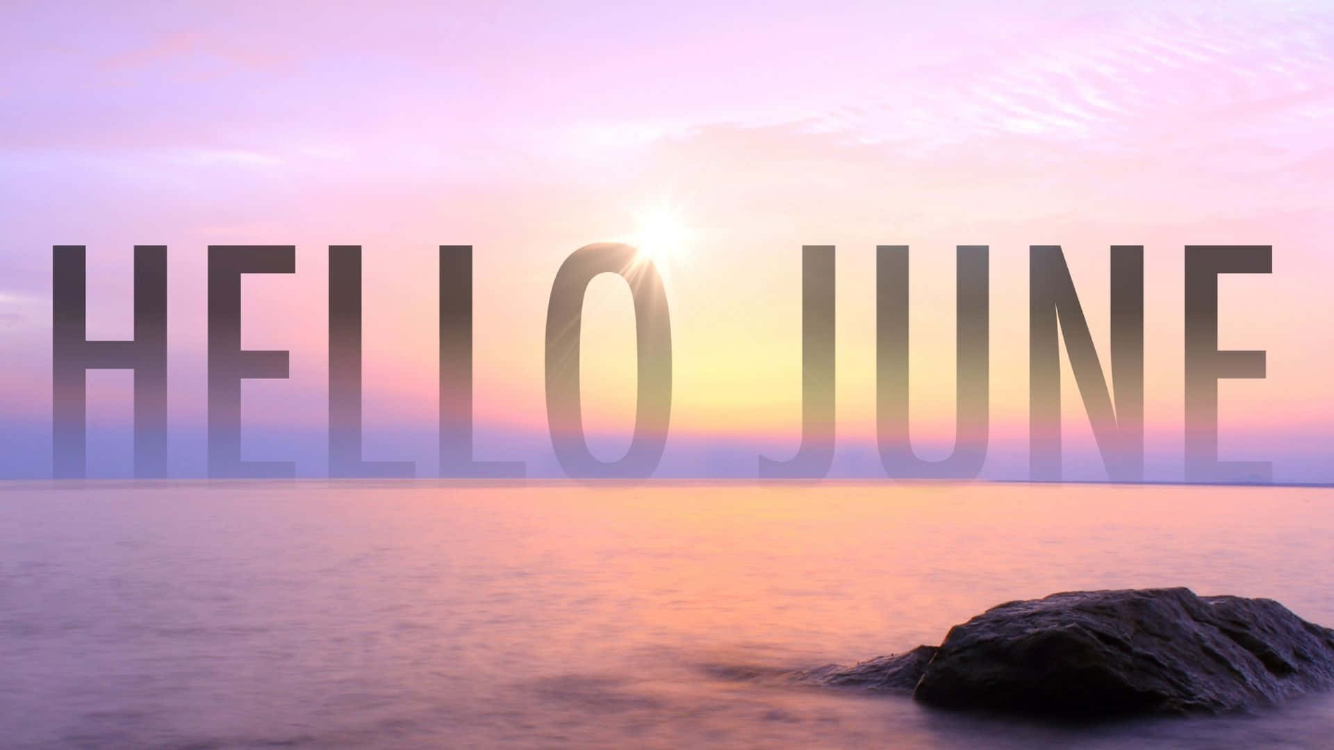 June 桌布 壁紙 — 平靜海洋上的日出，'HELLO JUNE' 文字在粉彩粉紅和橙色天空中發光。
