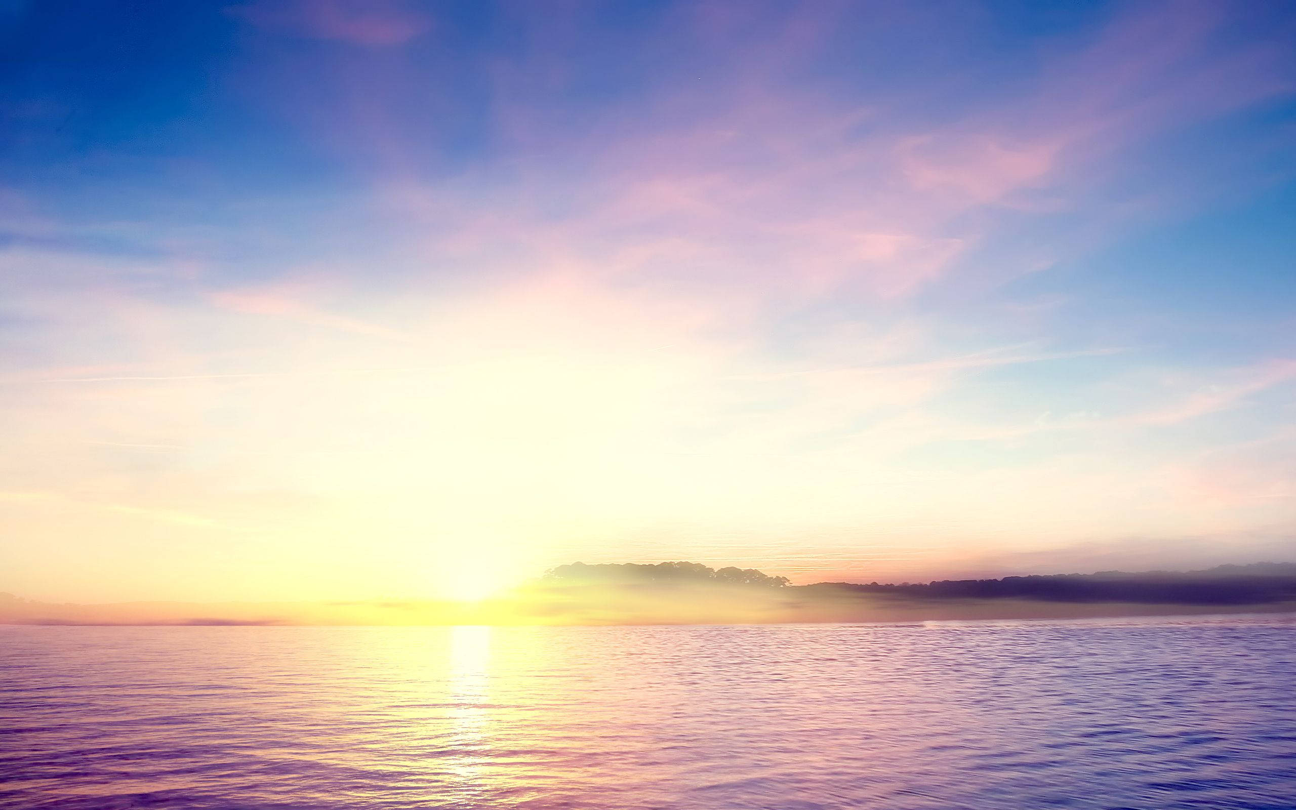 Tumblr Sunset Desktop 桌布 壁紙 — 平靜海洋上的日出，粉彩天空倒映在水面和遠處霧濛濛的海岸線。