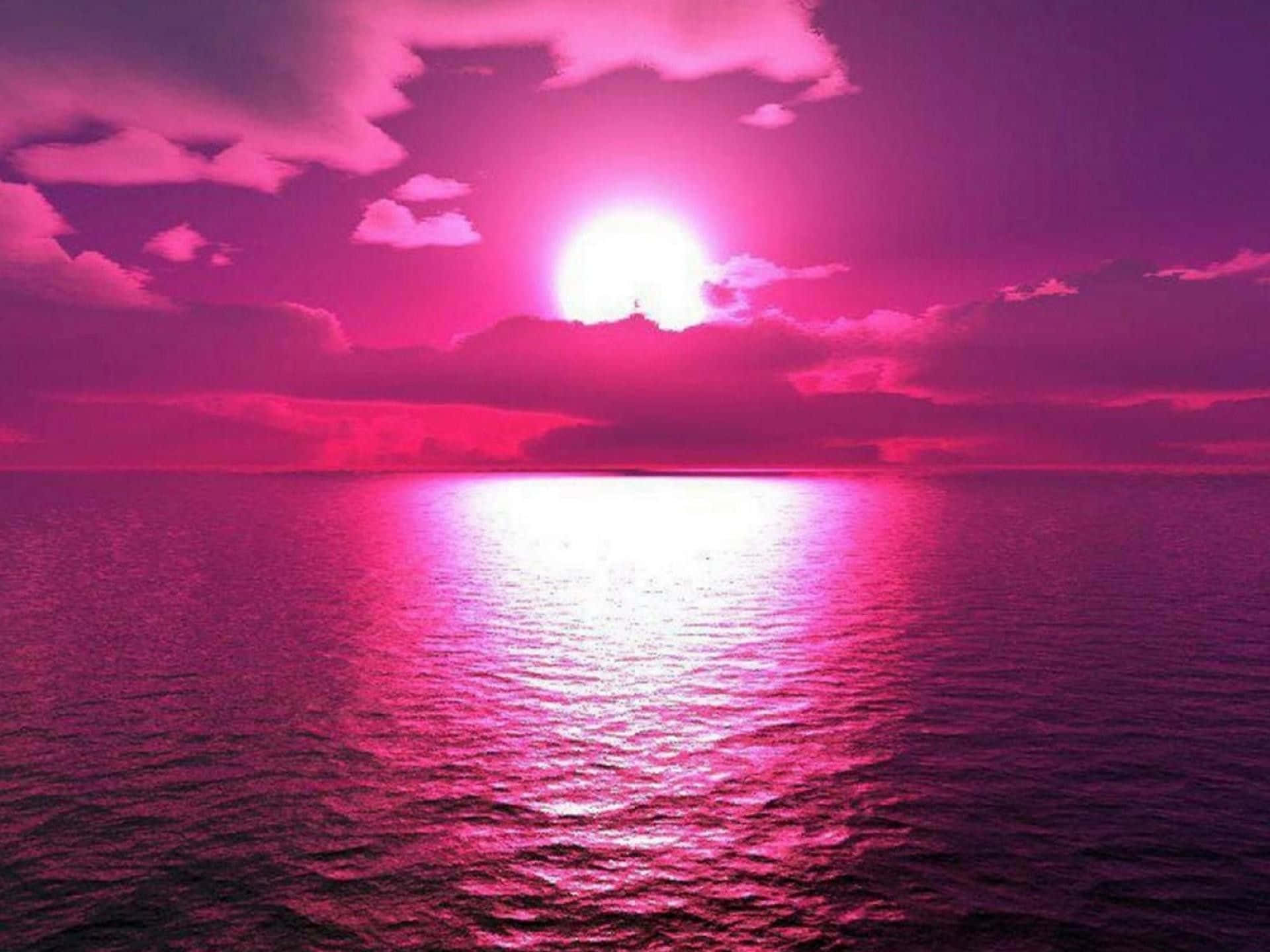 Sunset Aesthetic 桌布 壁紙 — 平靜海洋上的超現實粉紅色日落，發光的雲彩和燦爛的太陽反射。