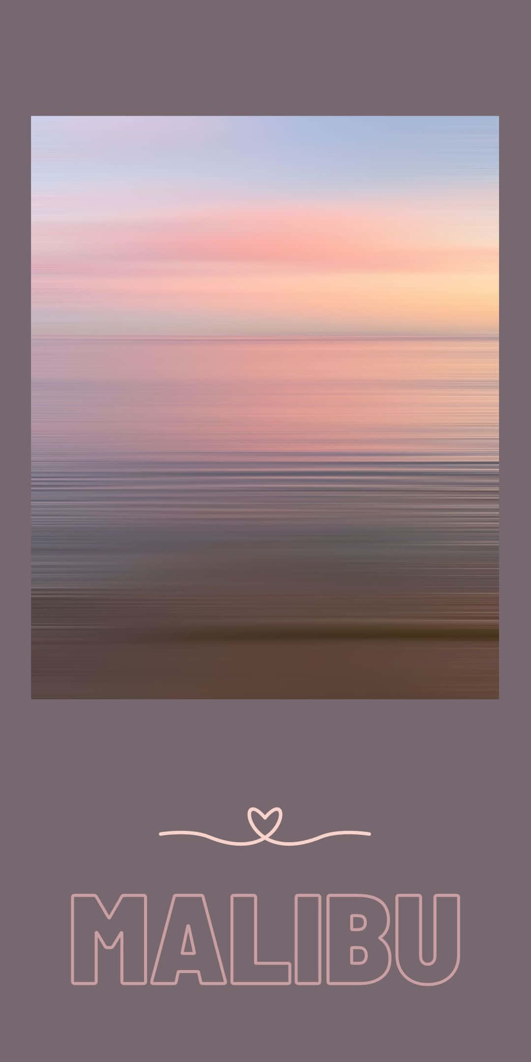 Beach Sunset HD 桌布 壁紙 — 平靜海面上的寧靜日落，柔和粉紅、橙色和藍色色調融合成寧靜的地平線。