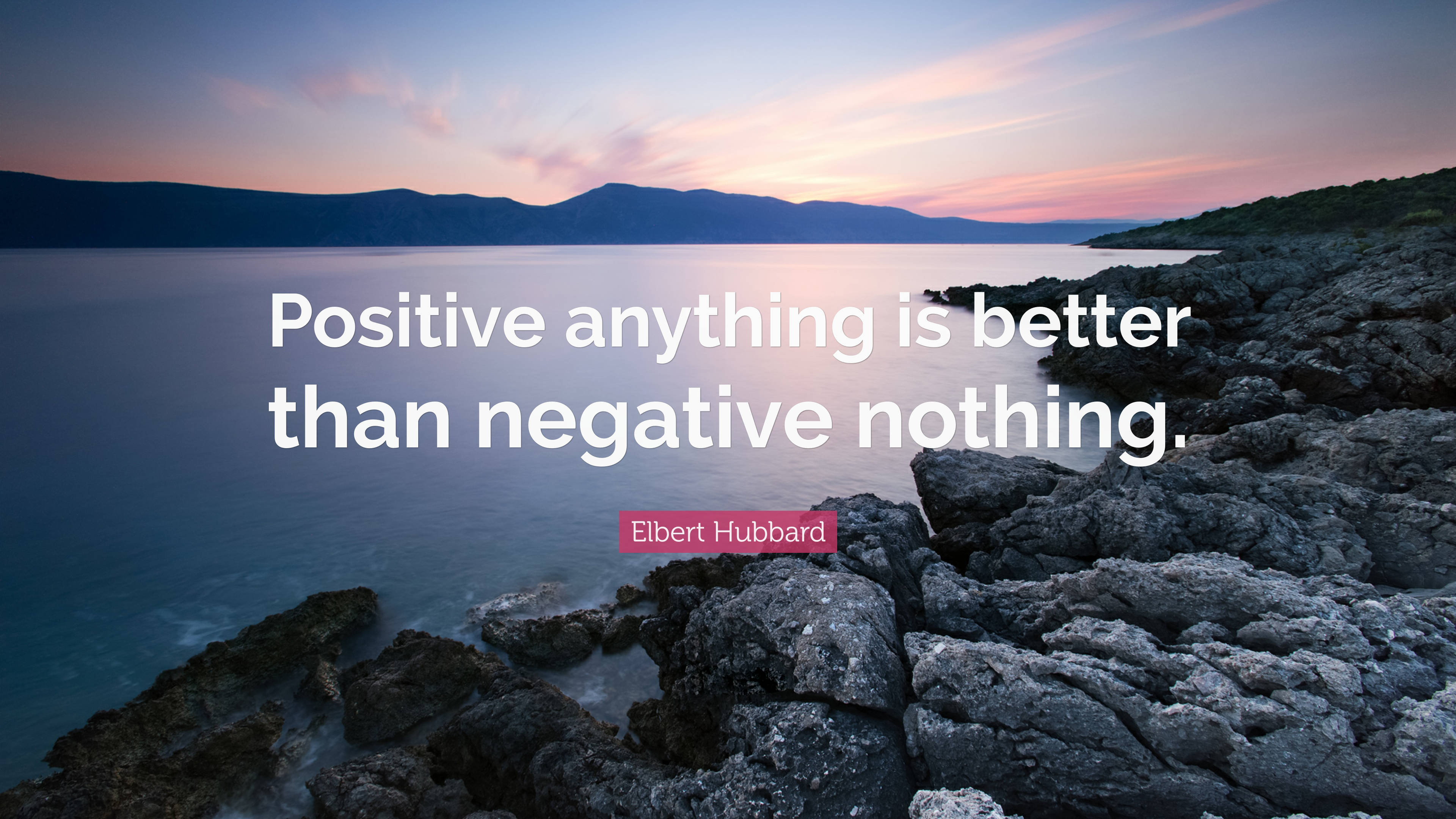 Positive Quotes 桌布 壁紙 — 平靜海面上的日落，岩石前景，並疊加鼓舞人心的名言。
