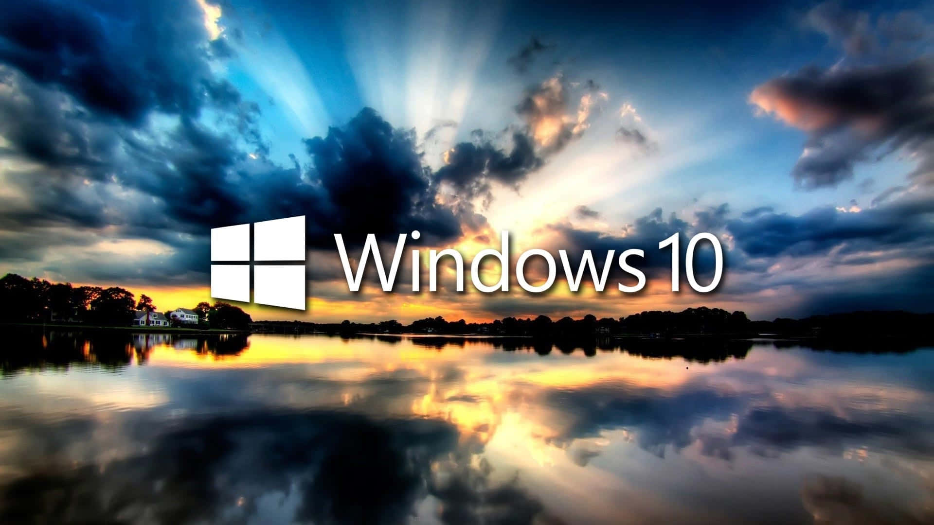 Windows 10 桌布 壁紙 — 平靜湖面上的戲劇性日落，Windows 10 標誌疊加在天空和倒影上。