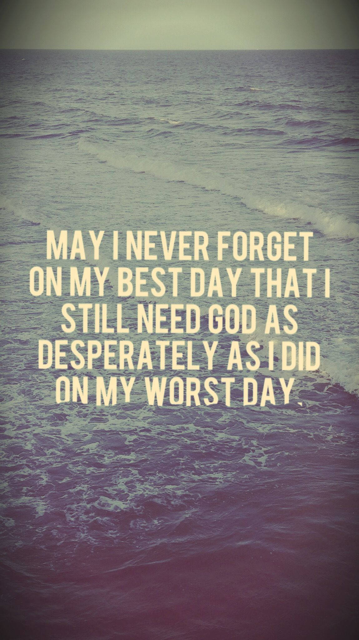 God Quotes 桌布 壁紙 — 平靜的海浪在暗淡的天空下泛起漣漪，並帶有鼓舞人心的文字疊加。