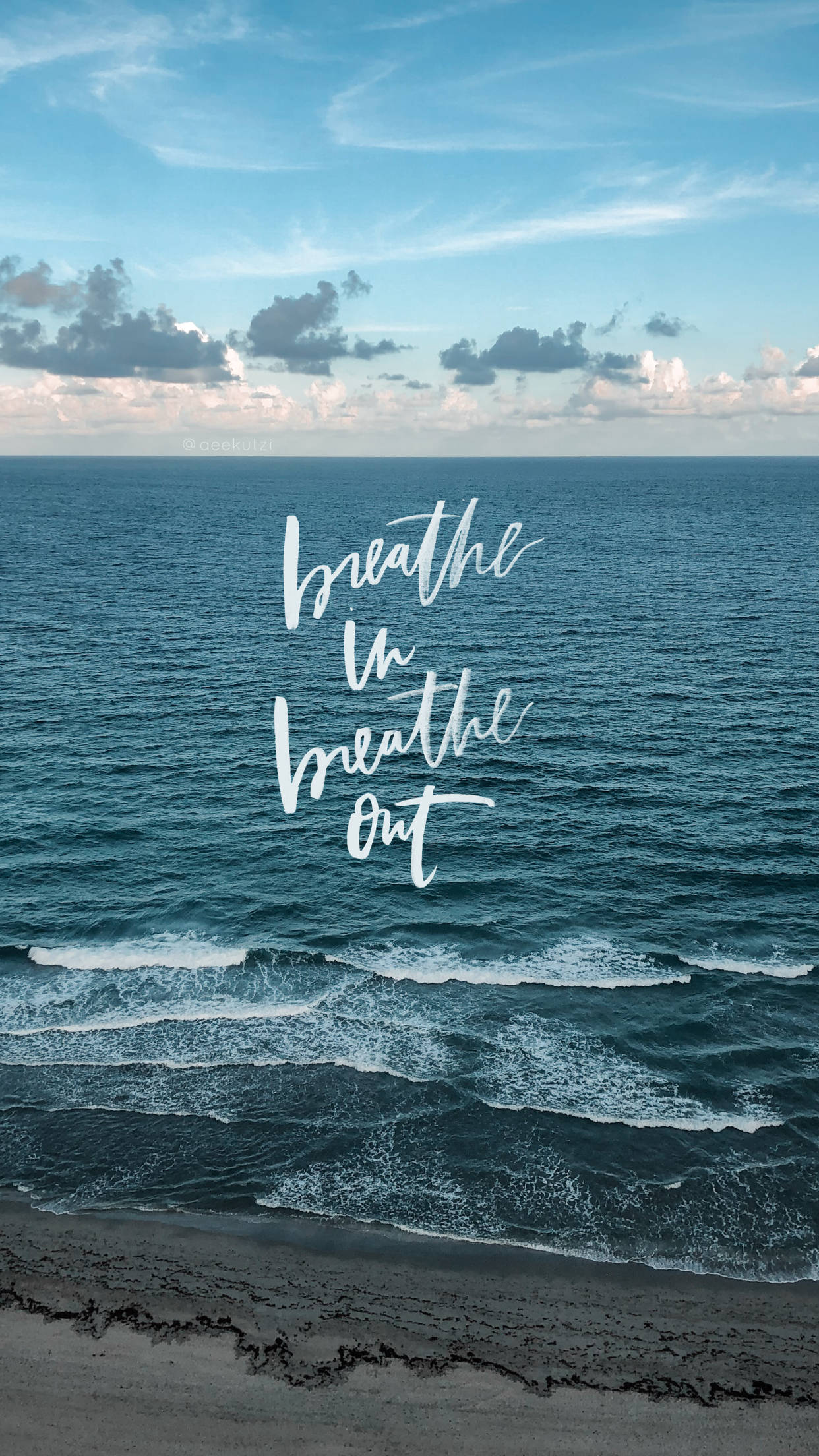 Breathing 桌布 壁紙 — 平靜的海浪拍打著深色沙灘，天空部分多雲，藍天上有白色草書文字寫著吸氣呼氣。