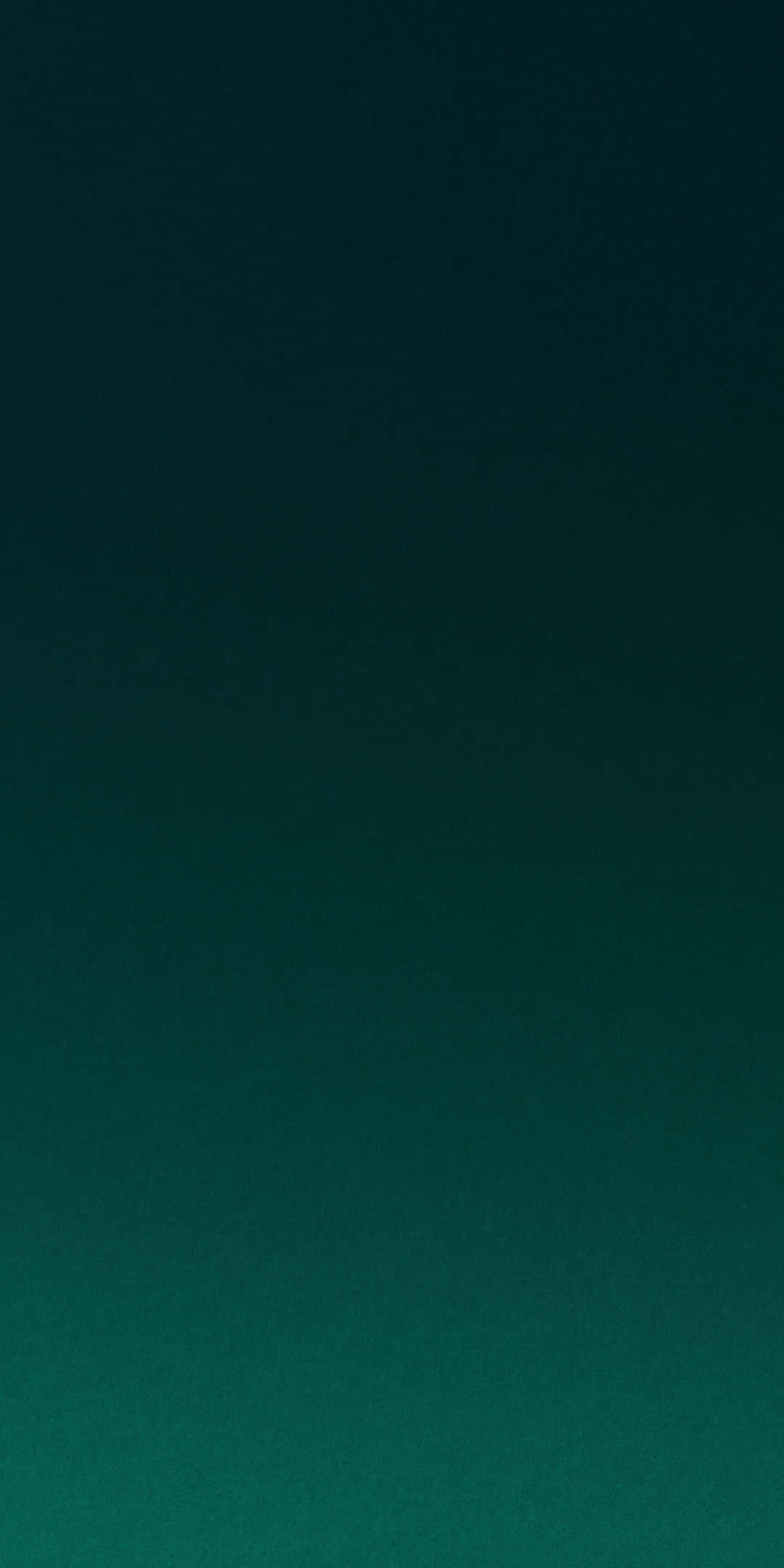 Green Gradient 桌布 壁紙 — 平靜的漸層桌布，從深海軍藍過渡到充滿活力的青綠色，帶有細微紋理。