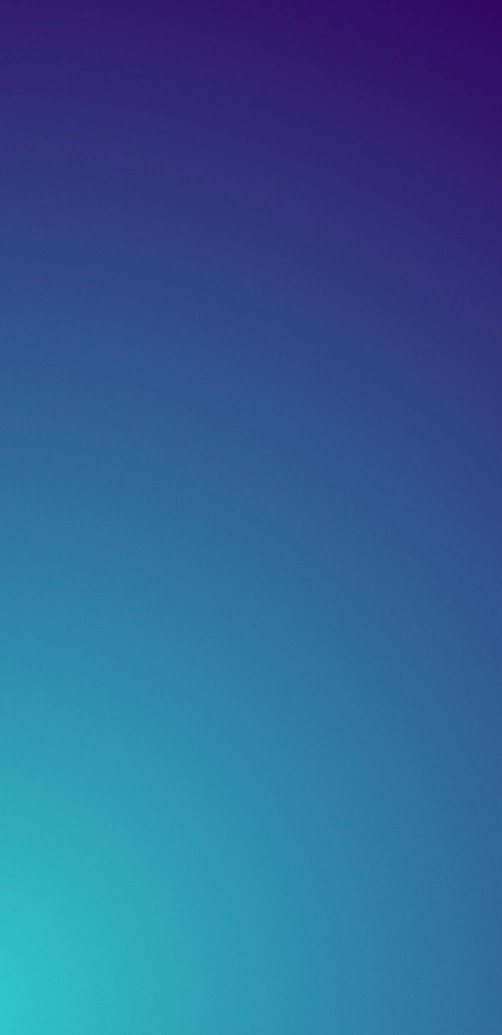 Gradient 桌布 壁紙 — 平靜的漸層桌布，從頂部的深紫色過渡到底部的充滿活力的藍綠色。