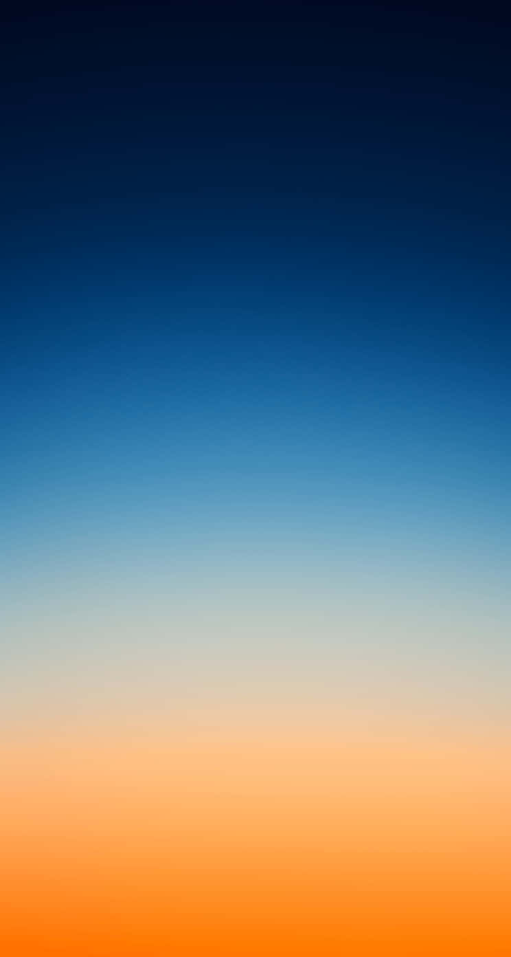 夕陽天空 桌布 壁紙 — 平靜的漸變天空，從深藍色過渡到地平線上的暖橙色。
