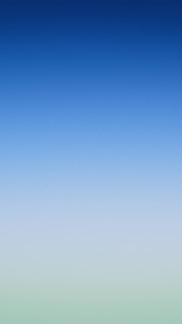 iOS 8 桌布 壁紙 — 平靜的漸變天空，從深藍色過渡到地平線上的柔和薄荷綠。