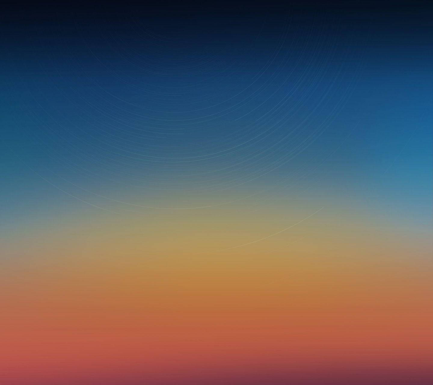 Xiaomi 桌布 壁紙 — 平靜的漸變天空，從深藍色過渡到溫暖的橙色和粉紅色，帶有微妙的彎曲光線條紋。