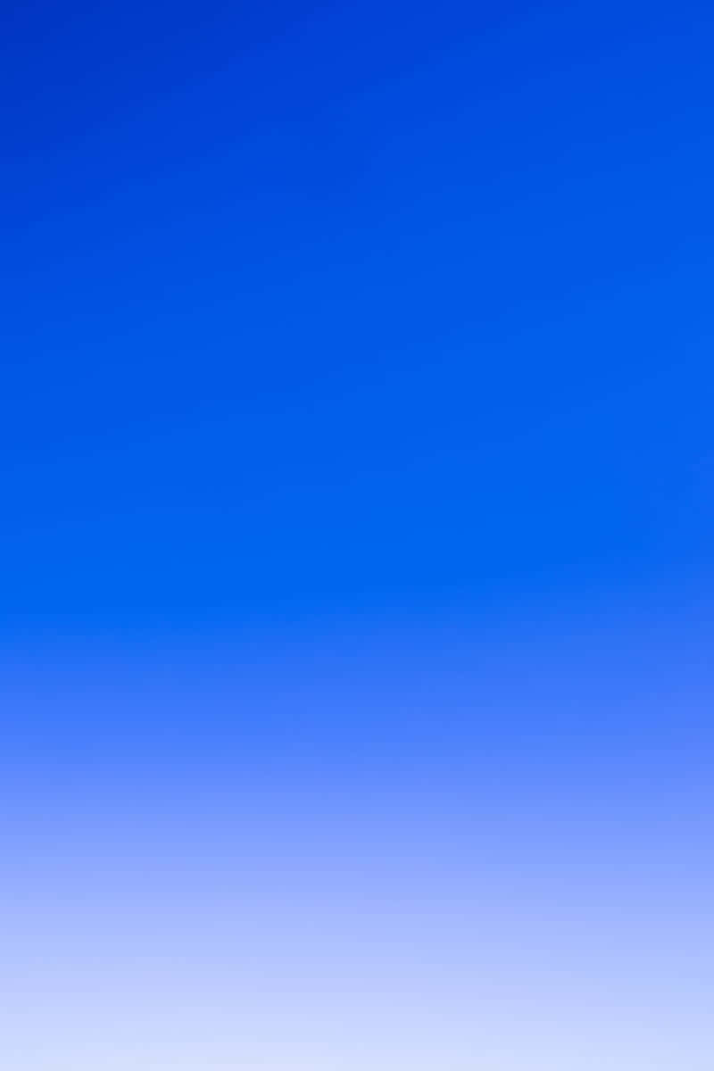 Blue Color 桌布 壁紙 — 平靜的漸變天空，從頂部的深皇家藍過渡到底部的柔和淡藍色。