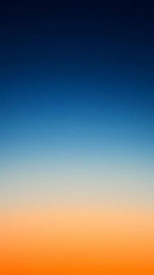 iOS 8 桌布 壁紙 — 平靜的漸變天空，從頂部的深藍色過渡到底部的溫暖橙色。