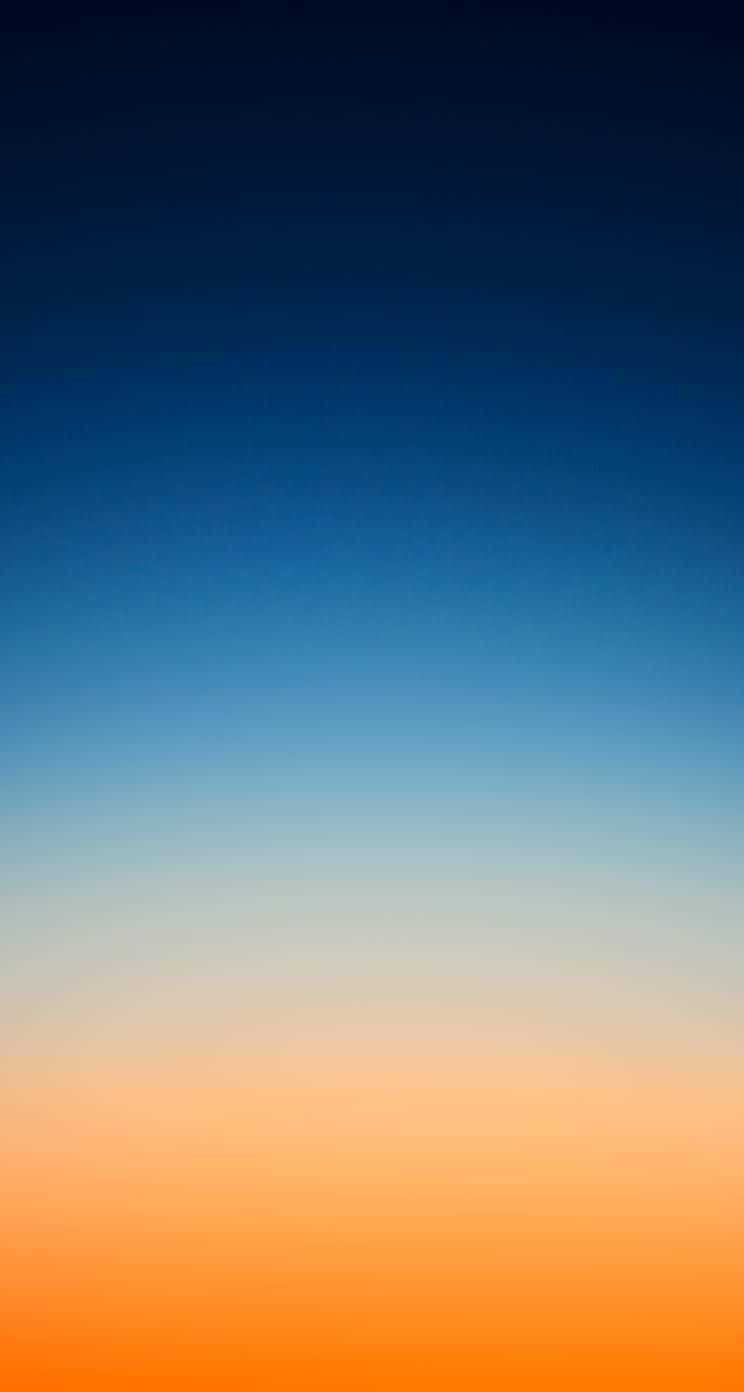 漸層 桌布 壁紙 — 平靜的漸變天空從深藍色過渡到地平線上的暖橙色。