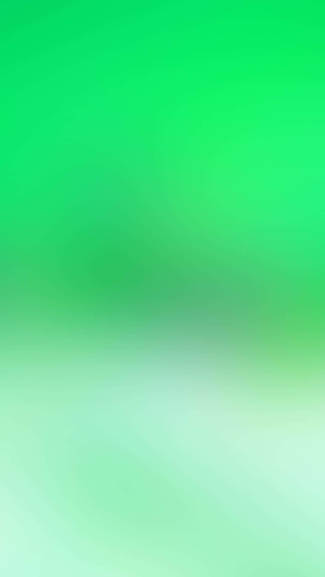 Green Gradient 桌布 壁紙 — 平靜的漸變桌布，從鮮綠色過渡到柔和的薄荷色，帶有平滑的模糊過渡效果。