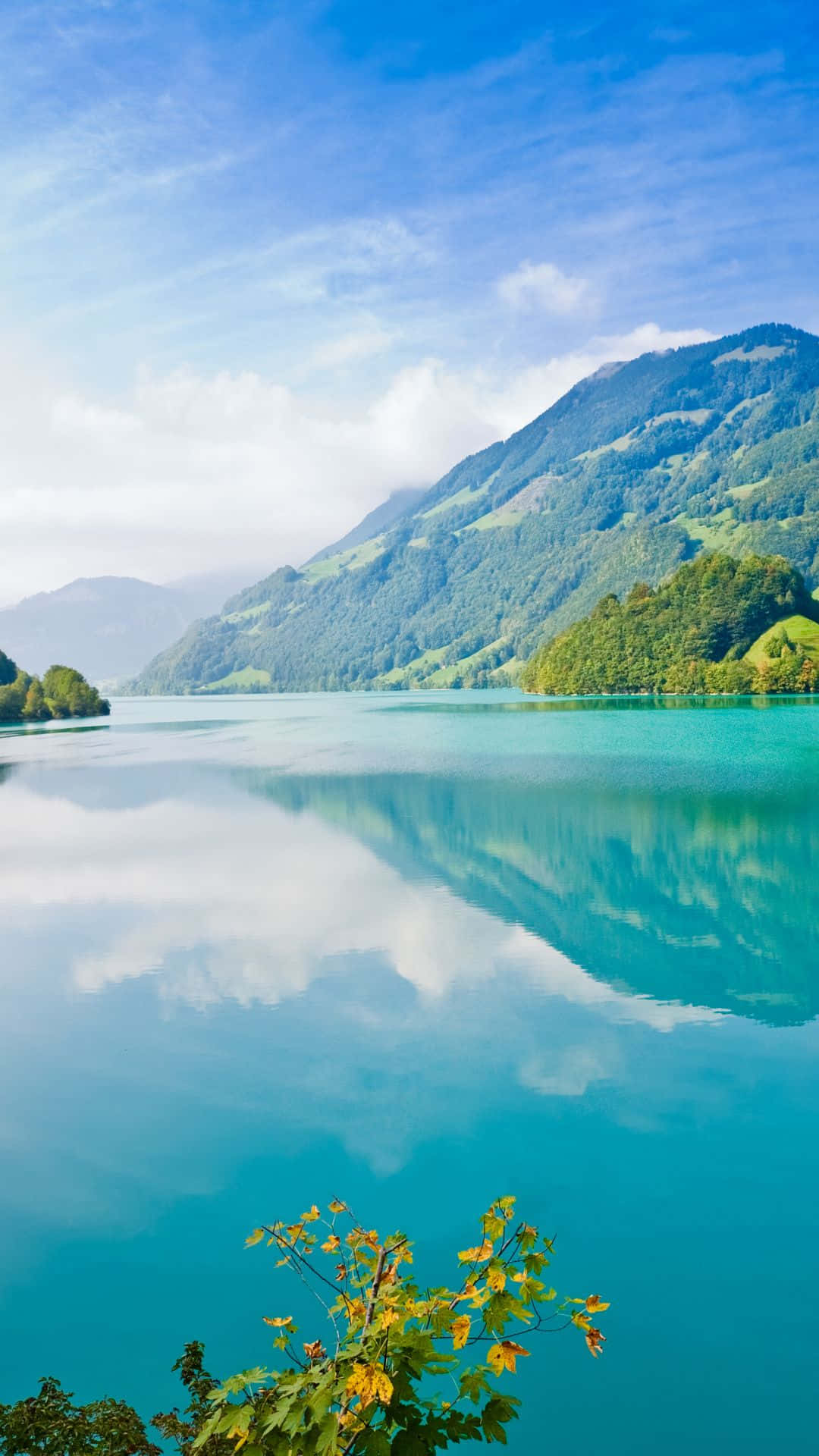 Lake 桌布 壁紙 — 平靜的綠松石色湖泊映照著鬱鬱蔥蔥的青山和藍天，在柔和的光線下。