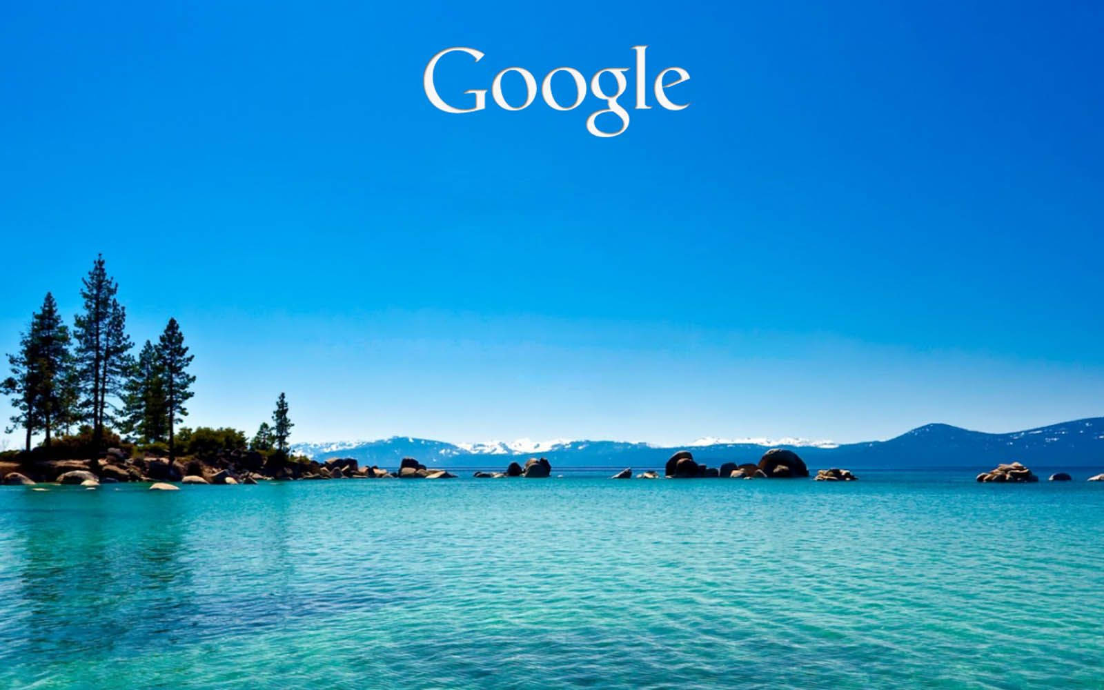 google 桌布 壁紙 — 平靜的藍綠色湖泊，岩石湖岸，松樹和積雪覆蓋的山脈，在晴朗的藍天下，帶有Google標誌。