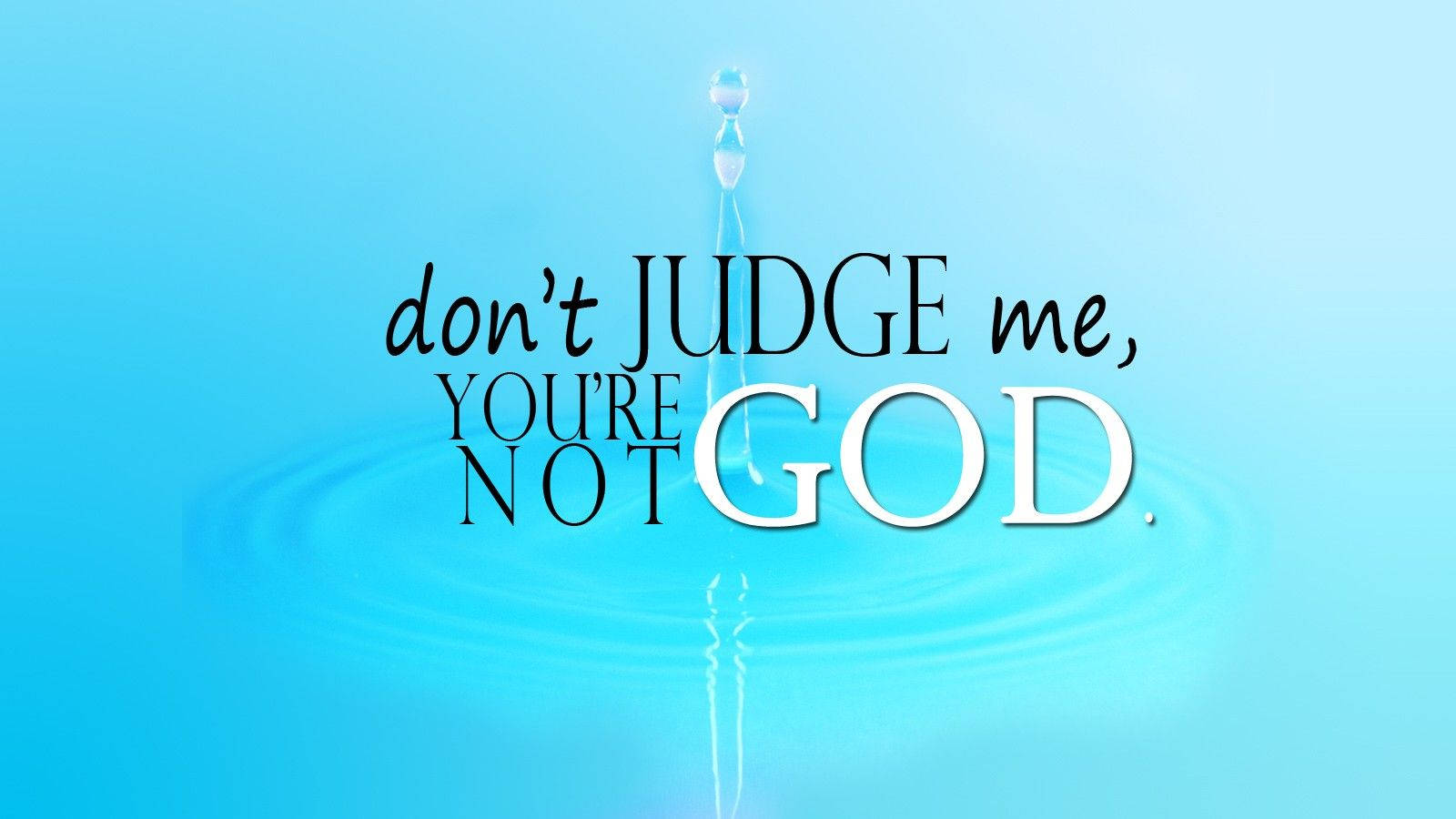 宗教動圖 桌布 壁紙 — 平靜的藍色水滴飛濺，粗體文字「don't JUDGE me, YOU'RE NOT GOD.」產生漣漪。