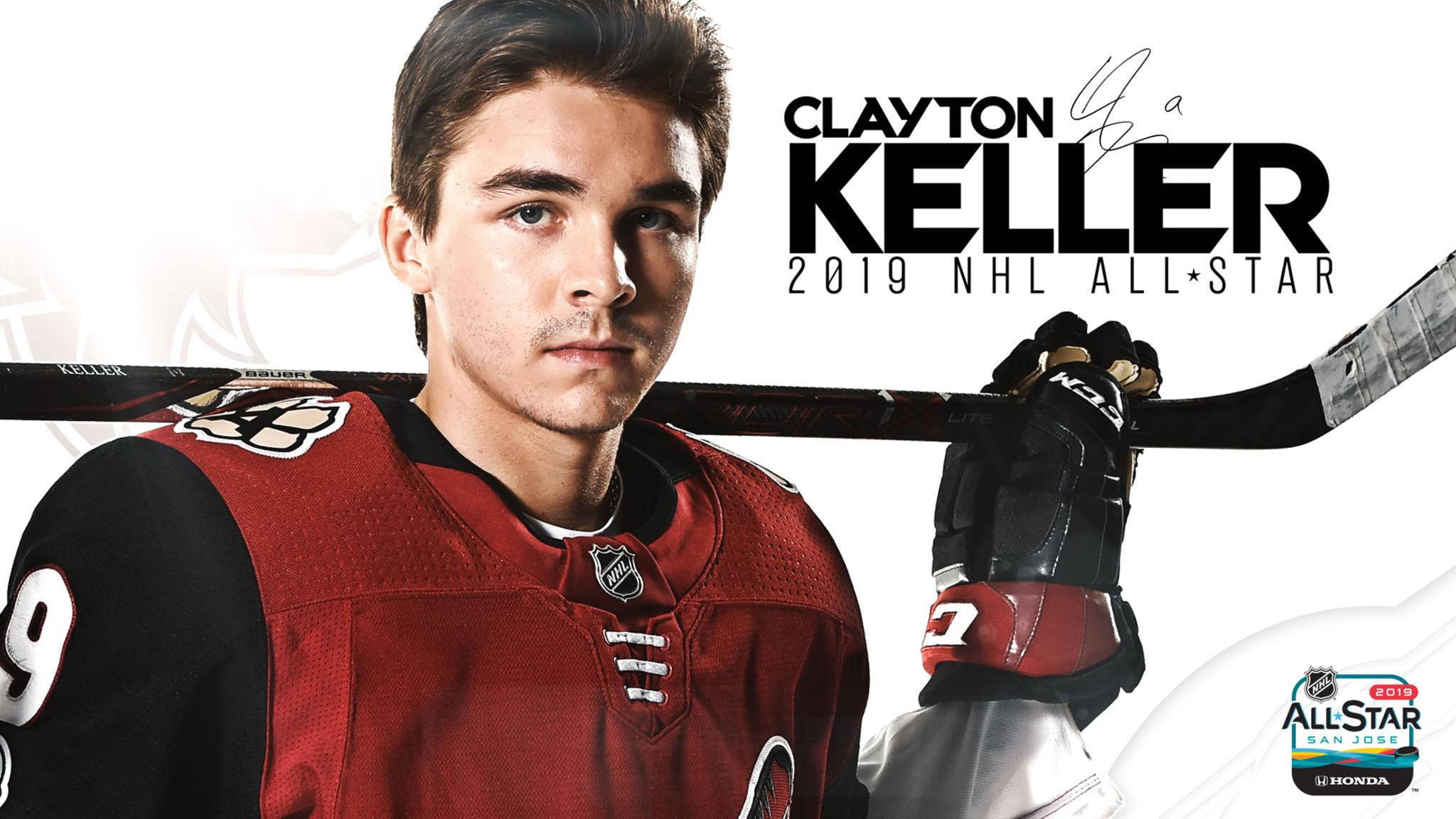 運動 桌布 壁紙 — 年輕冰球運動員Clayton Keller身穿紅色球衣，在明亮的白色背景上將球棍扛在肩上，附有文字。