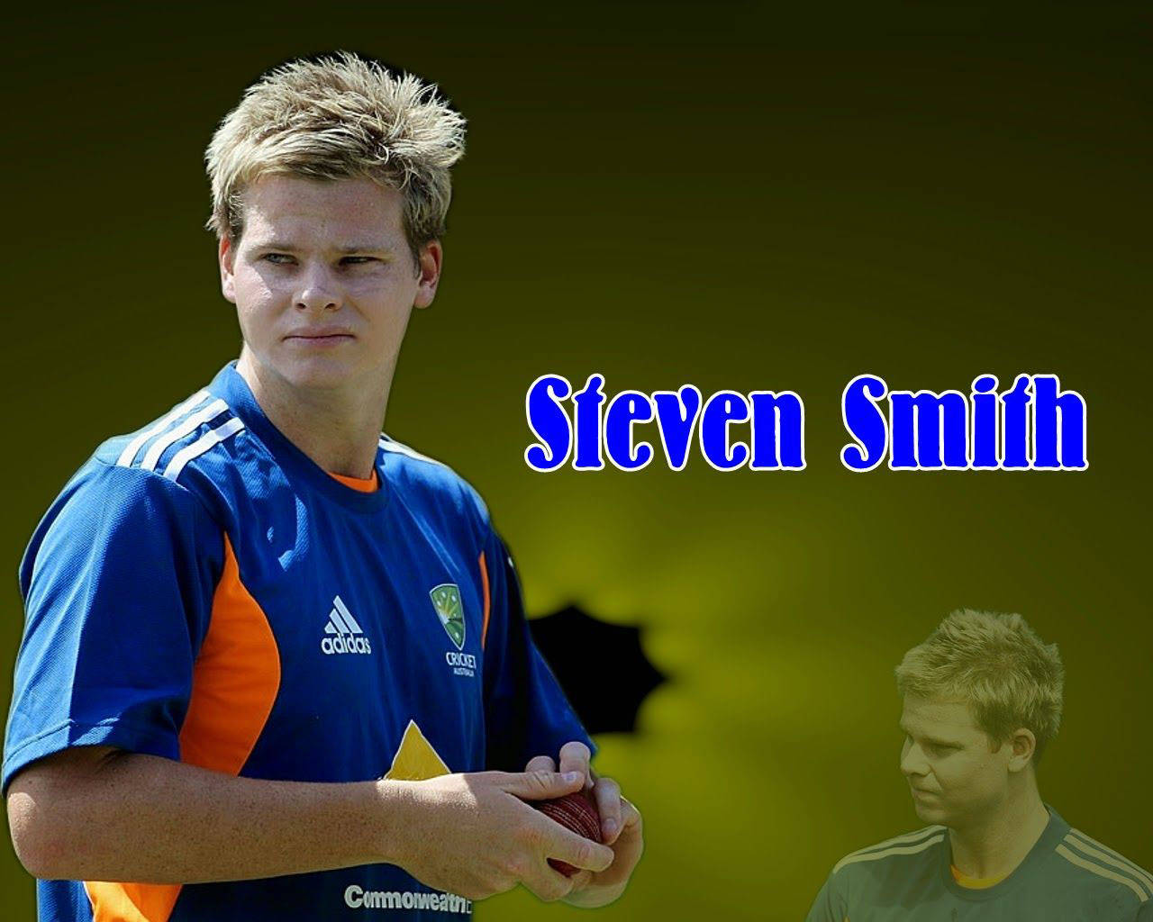 Steve Smith 桌布 壁紙 — 年輕板球手史蒂芬·史密斯在模糊的綠色背景下，身穿藍橙色訓練球衣，手持紅色球。