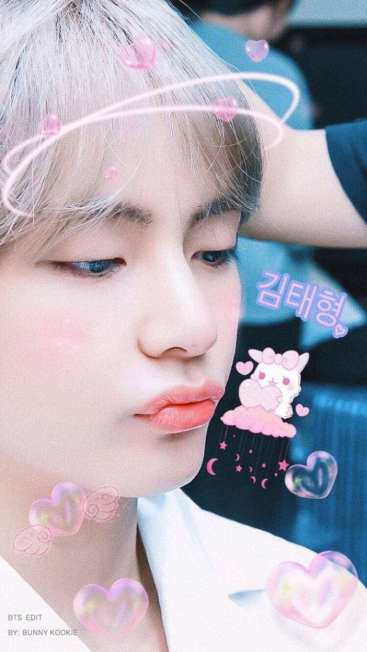 Taehyung Cute 桌布 壁紙 — 年輕淺髮男子的特寫肖像，帶有柔和粉紅心形疊加效果，呈現夢幻美學。