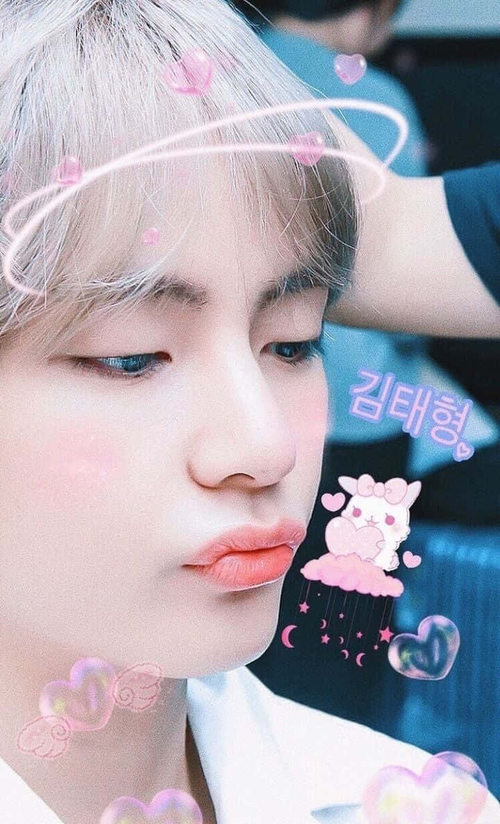 BTS V 動圖 桌布 壁紙 — 年輕淺髮男子的特寫肖像，柔和的粉紅色數位心形漂浮在他的臉龐周圍。
