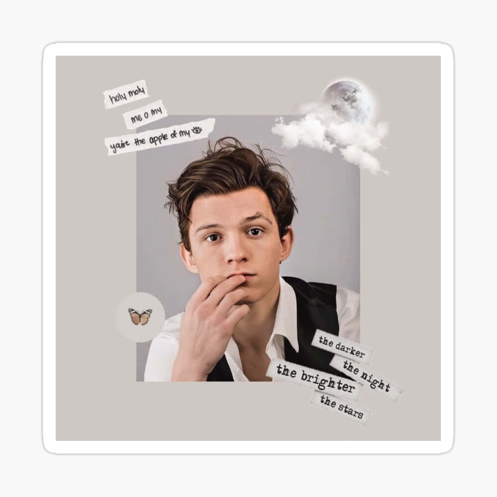 Tom Holland Aesthetic 桌布 壁紙 — 年輕男子手托下巴，若有所思地凝視著，月光下的雲朵和詩意文字在他周圍飄浮。