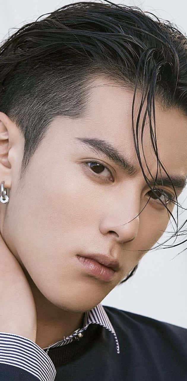 Dylan Wang 桌布 壁紙 — 年輕男子濕髮造型、戴銀色耳環，近距離凝視鏡頭的肖像照。