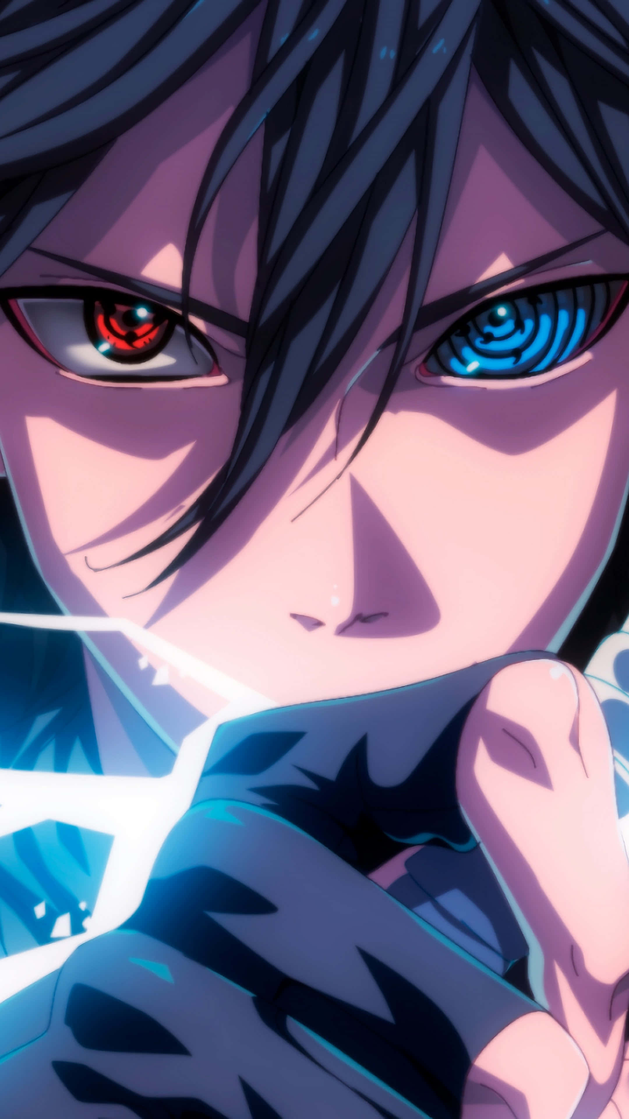 Rinnegan 桌布 壁紙 — 年輕男子特寫動畫肖像，擁有不同顏色的紅藍眼睛和深色頭髮，手持發光劍。
