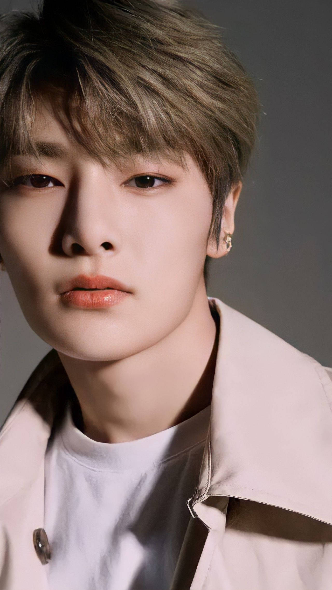 Stray Kids 桌布 壁紙 — 年輕男子特寫肖像，頭髮造型，身穿淺粉紅色外套和白色T恤，背景為中性灰色。